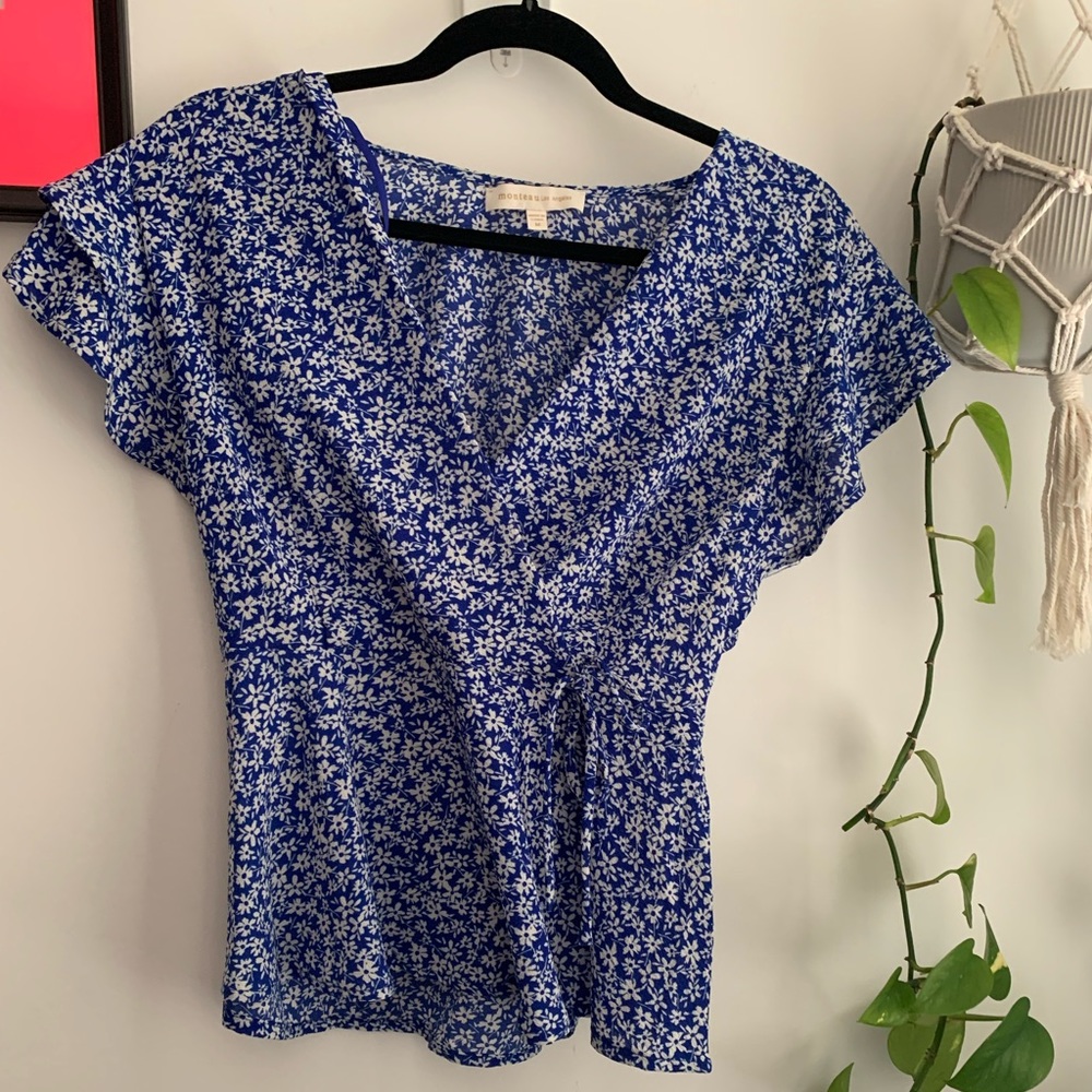 2 for $25 - 💙🪻 Monteau Blue & White Floral Top with Ruffle Sleeves